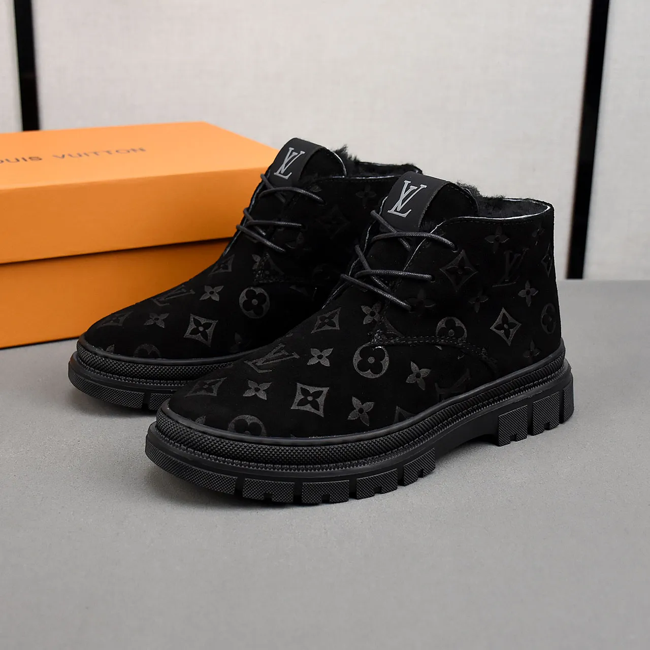 PP leather 230 gross 250👟👟👟LOUIS VUITTON LV donkey brand new thick-soled lace-up big-toe shoes men's casual shoes high-top short boots. These boots are made of waterproof nubuck to create a lightweight and comfortable shoe body. The trendy attitude of being both strong and soft makes it an everyday choice. ✔Upper: imported nubuck leather ✔Lining: sheepskin or wool ✔Outsole: molded outsole Size: 38-44